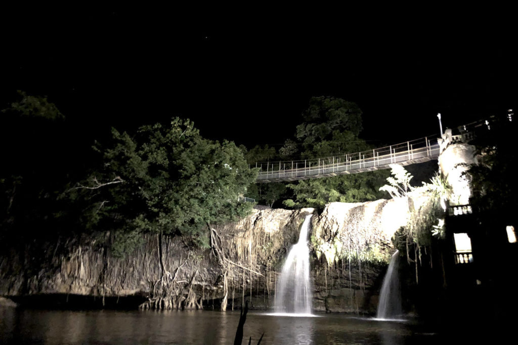 パロネラパークの滝 ライトアップ