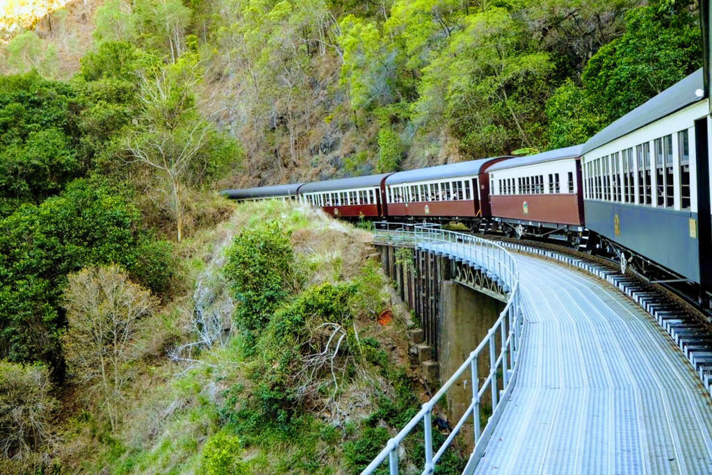 熱帯雨林を走るキュランダ列車