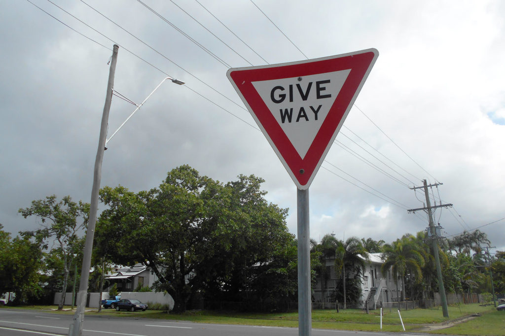 Give way サイン
